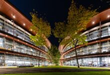 a building that has a lot of windows on it