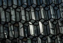 a building that has many windows in it