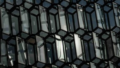 a building that has many windows in it