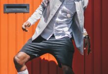 man doing tip-toe stunt during daytime