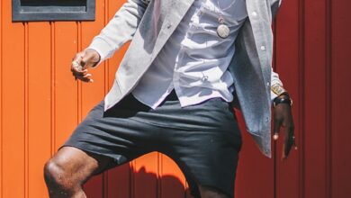 man doing tip-toe stunt during daytime